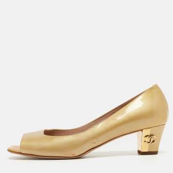 مملوكة مسبقًا Chanel Yellow Patent Leather Open Toe Pumps Size 39.5