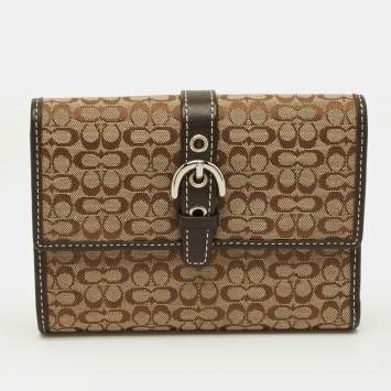 مملوكة مسبقًا محفظة كوتش ثلاثية الطية جلد وقماش شهيرة بني/بيج مع مشبك