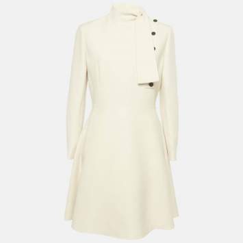 مملوكة مسبقًا فستان كريستيان ديور كريب كريمي قصير كبي�ر الحجم