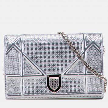 مملوكة مسبقًا Dior Silver Metallic Patent Microcannage Diorama Wallet on Chain