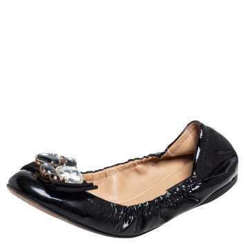 مملوكة مسبقًا Dolce and Gabbana Black Patent Leather Crystal Embellished Bow Scrunch Ballet Flats Size 38.5
