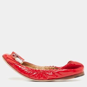 مملوكة مسبقًا Dolce & Gabbana Red Patent Crystal Embellished Bow Scrunch Ballet Flats Size 37