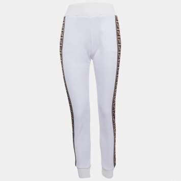 مملوكة مسبقًا بنطلون رياضي فندي تريكو أسود بتفاصيل شريط الشعار مقاس صغير