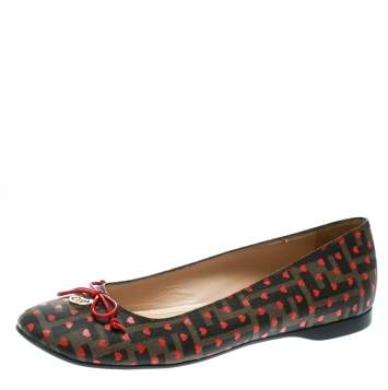 مملوكة مسبقًا Fendi Tobacco Zucca Heart Printed Coated Canvas Bow Ballet Flats Size 39