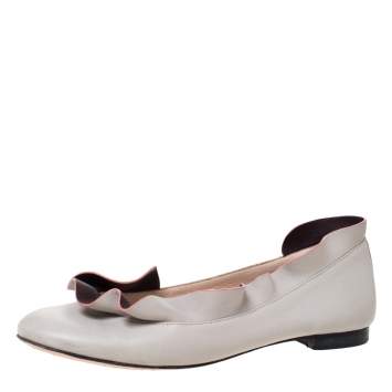 مملوكة مسبقًا Fendi Grey Leather Ruffle Trim Ballet Flats Size 36.5