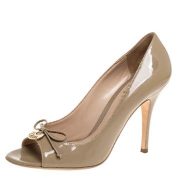 Pre Owned Fendi Beige Patent Leather Logo Plate Bow Peep Toe Pumps Size 38