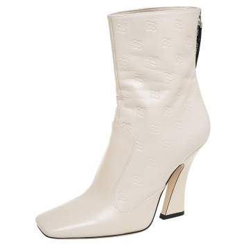 مملوكة مسبقًا Fendi Cream Leather FFreedom Ankle Boots Size 37