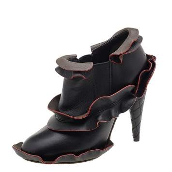 مملوكة مسبقًا Fendi Black/Grey Leather Ruffled Booties Size 37