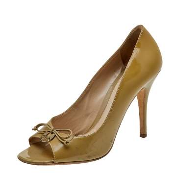 Pre Owned Fendi Beige Patent Leather Logo Plate Bow Peep Toe Pumps Size 39
