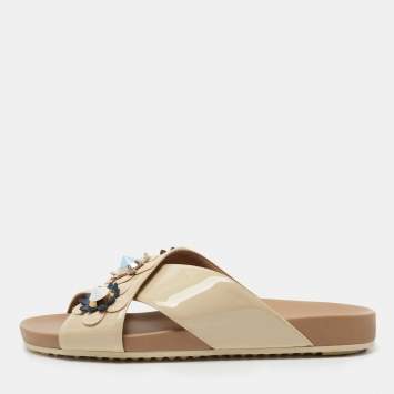 Pre Owned Fendi Beige Patent Leather Flowerland Stud Embellished Slide Sandals Size 39