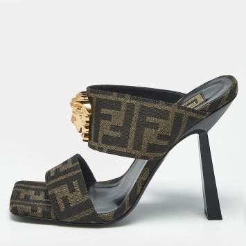 مملوكة مسبقًا Fendi x Versace Brown Zucca Canvas Medusa Slide Sandals Size 36.5