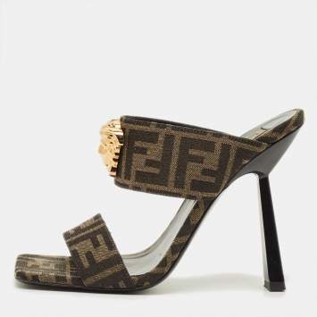 مملوكة مسبقًا Fendi x Versace Size 40 Brown Zucca Canvas Medusa Slide Sandals 