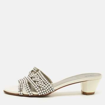 مملوكة مسبقًا Gina Crystal Embellished Size 38.5 White Patent Leather Slide Sandals