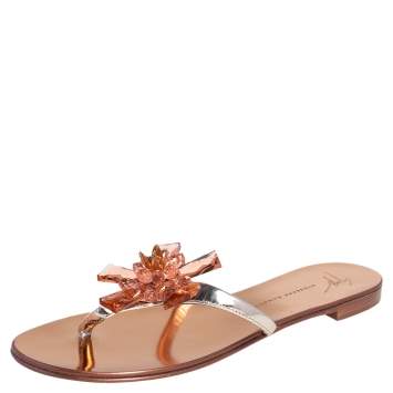مملوكة مسبق�ًا Giuseppe Zanotti Silver/Gold Leather Crystal Embellished Thong Flats Size 38