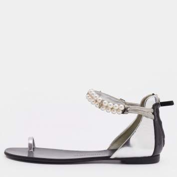 Pre Owned Giuseppe Zanotti Black/Silver Patent And Leather Pearl Embellished Toe Ring Flat Sandals Size 40