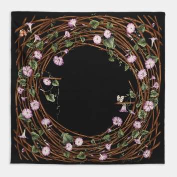 مملوكة مسبقًا Gucci Black Floral Wreath Print Scarf
