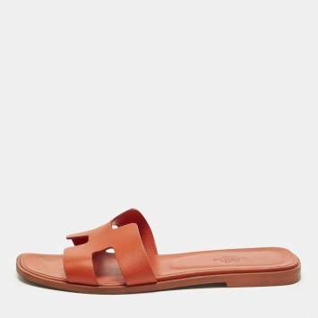 مملوكة مسبقًا Hermes Oran Size 39 Orange Leather Flat Sandals