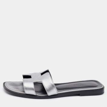 Pre Owned Hermes Silver Leather Oran Slide Flats Size 35.5