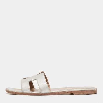 Pre Owned Hermes Silver Leather Oran Flat Slides Size 40.5