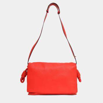 مملوكة مسبقًا حقيبة كتف لويفي "فلامينكو" كبيرة من الجلد الأحمر مع عقدة أمامية قابلة للطي