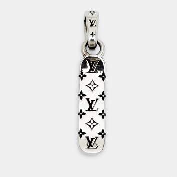 مملوكة مسبقًا Louis Vuitton LV Skateboard Silver Tone Metal Charm