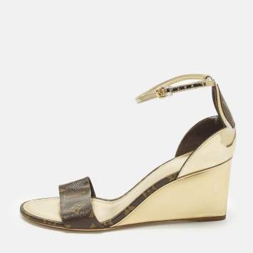 Pre Owned صندل إسفين ستريب على الكاحل لويس فيتون قماش مطلي بالذهب وجلد برّاق مقاس 39