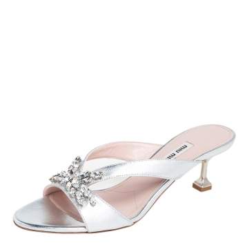 مملوكة مسبقًا Miu Miu Silver Leather Crystal Embellished Slide Sandals Size 39
