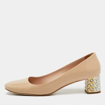 مملوكة مسبقًا حذاء كعب عالي ميو ميو جلد بيج لامع بزخارف كريستال بكعب مربع سميك مقاس 40