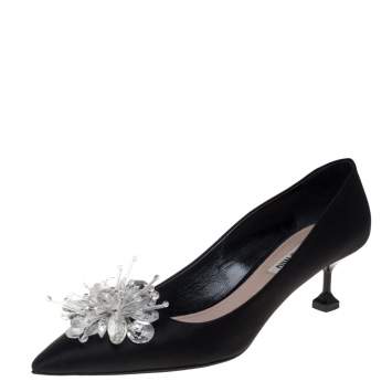 مملوكة مسبقًا Miu Miu Black Satin Floral Crystal Embellished Pointed Toe Pumps Size 39.5
