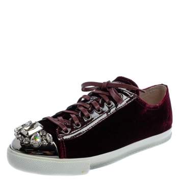 مملوكة مسبقًا Miu Miu Burgundy Velvet Embellished Cap Toe Low Top Sneakers Size 40