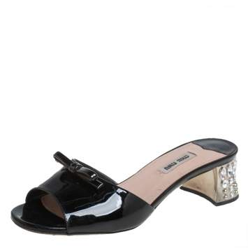 مملوكة مسبقًا Miu Miu Black Patent Leather Crystal Embellishment Mule Sandals Size 37