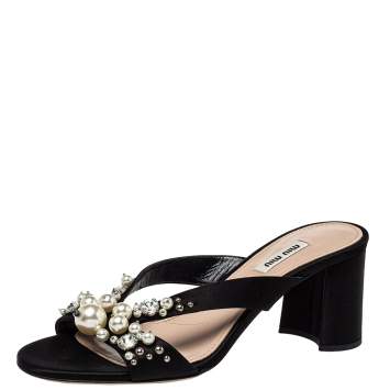 مملوكة مسبقًا Miu Miu Black Satin Crystal And Pearl Embellished Slide Sandals Size 39