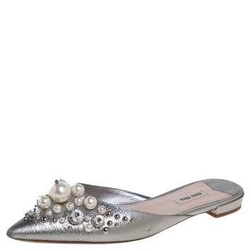 مملوكة مسبقًا Miu Miu Silver Leather Faux Pearl Embellished Pointed Toe Mules Size 38.5