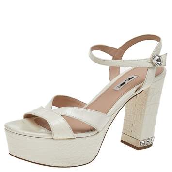 مملوكة مسبقًا Miu Miu Croc Embossed Leather Crystal Embellished Block Heel Ankle Strap Platform Sandals Size 38.5