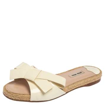 مملوكة مسبقًا Miu Miu White Patent Leather Espadrille Bow Flat Slide Sandals Size 39
