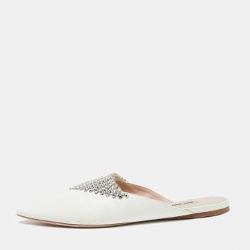 مملوكة مسبقًا Miu Miu White Leather Crystal Embellished Mules Size 40