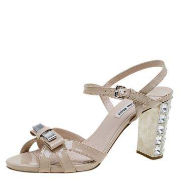 مملوكة مسبقًا Miu Miu Beige Patent Crystal Heel Sandals Size 38.5