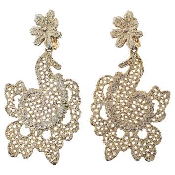 Pre Owned Oscar de la Renta Gold Filigree Floral Clip On Earrings