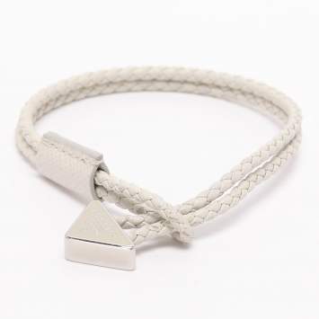 Pre Owned سوار برادا جلد أبيض مائل للصفرة مضفر مع حلية مثلثة
