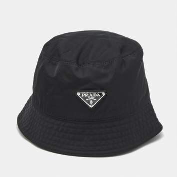 مملوكة مسبقًا Prada Black Re-Nylon Triangle Logo Plaque Bucket Hat L