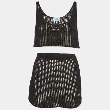 مملوكة مسبقًا طقم توب كروشيه وتنورة بشعار مطرز باللون الأسود برادا مقاس متوسط