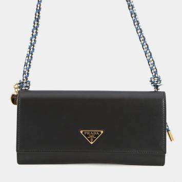 مملوكة مسبقًا محفظة برادا جلد أسود مع حزام كتف