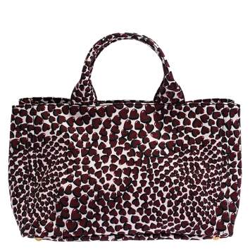 مملوكة مسبقًا Prada Red Nylon Stampat Heart Print Canapa Tote