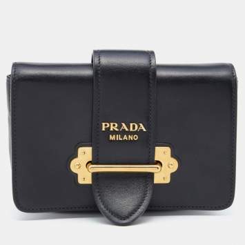 مملوكة مسبقًا Prada Black Leather Cahier Belt Bag