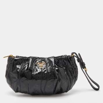 مملوكة مسبقًا Prada Black Stripes Patent Leather Wristlet Clutch