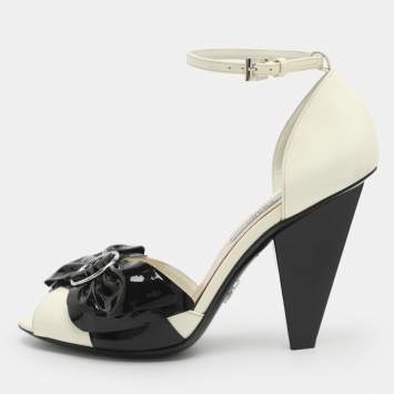 مملوكة مسبقًا Prada Size 37.5 White/Black Patent Leather Bow Ankle Strap Pumps