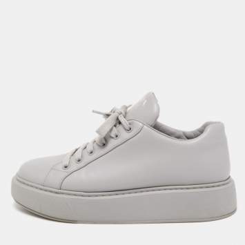 مملوكة مسبقًا Prada Grey Leather Low Top Sneakers Size 38.5