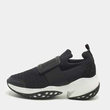 مملوكة مسبقًا Roger Vivier Running Buckle Size 37.5 Black Fabric and Leather Slip On Sneakers