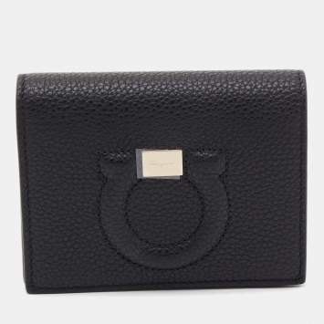 مملوكة مسبقًا Salvatore Ferragamo Black Gancini Embossed Flap Card Case