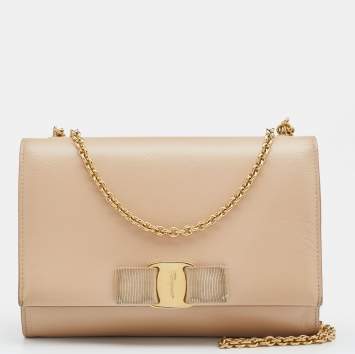 Pre Owned Salvatore Ferragamo Beige Patent Leather Vara Bow Chain Shoulder Bag